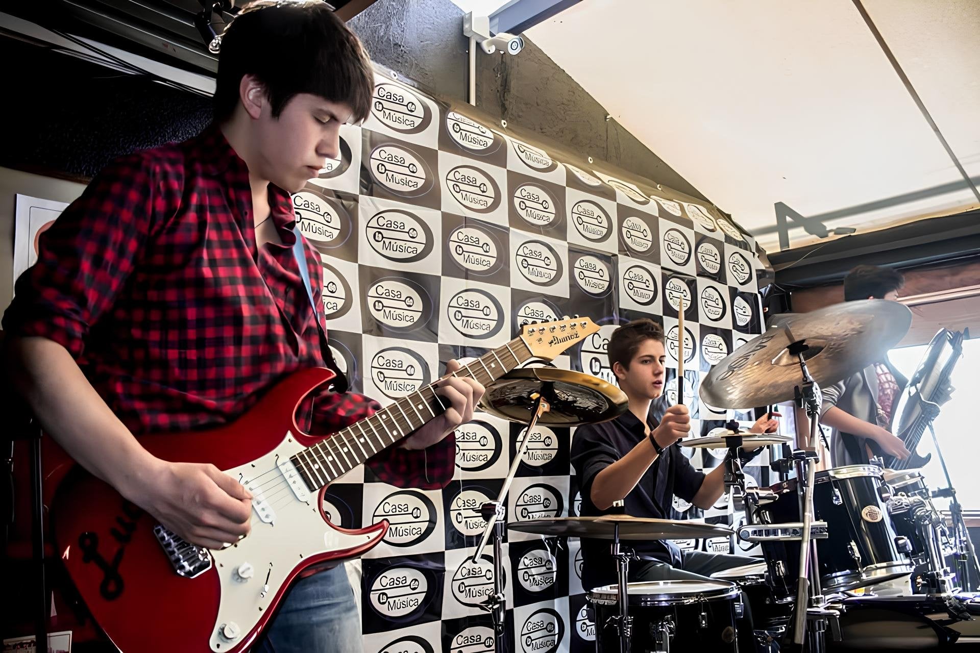 Banda de alumnos tocando en vivo en Casa de la Música